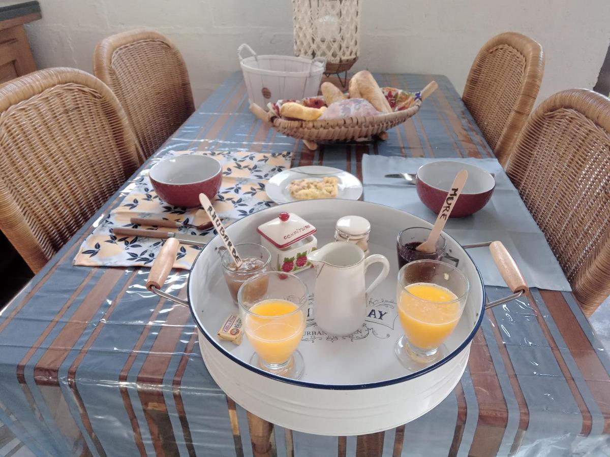 La Tiote Roulotte Hotel Marquigny Bagian luar foto